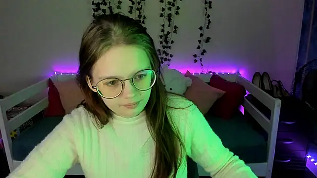 Snapshot of shy_elina01 chatting on 10.24.25 shy elina01 online show from 10.24.25