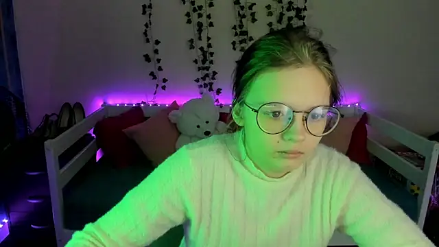 Snapshot of shy_elina01 chatting on 10.25.25 shy elina01 online show from 10.25.25