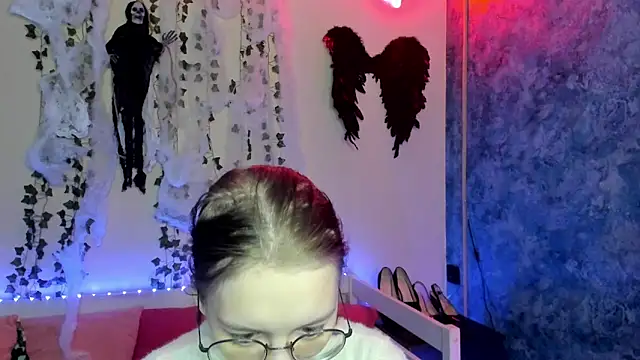 Snapshot of shy_elina01 chatting on 10.30.25 shy elina01 online show from 10.30.25