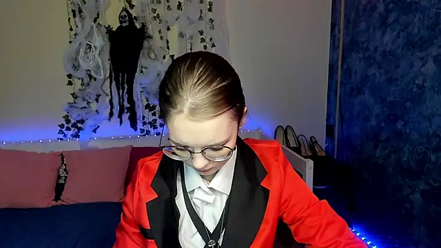 Snapshot of shy_elina01 chatting on 10.31.25 shy elina01 online show from 10.31.25