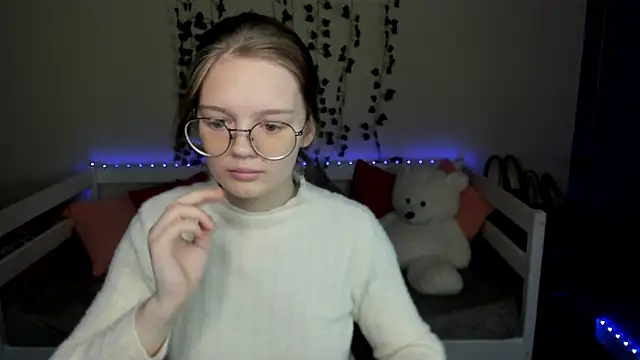 Snapshot of shy_elina01 chatting on 11.03.25 shy elina01 online show from 11.03.25