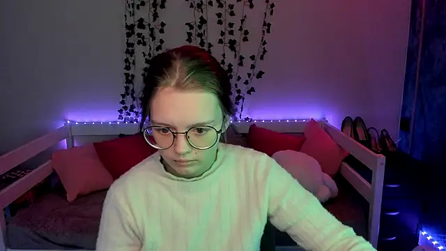 Snapshot of shy_elina01 chatting on 11.04.25 shy elina01 online show from 11.04.25