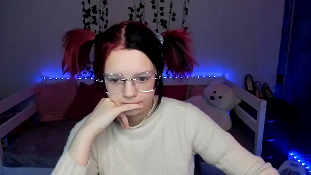 Snapshot of shy_elina01 chatting on 11.13.25 shy elina01 online show from 11.13.25