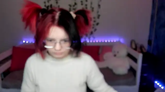 Snapshot of shy_elina01 chatting on 11.14.25 shy elina01 online show from 11.14.25