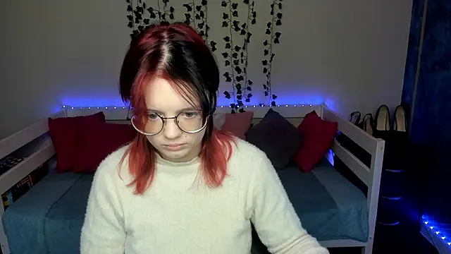 Snapshot of shy_elina01 chatting on 11.21.25 shy elina01 online show from 11.21.25