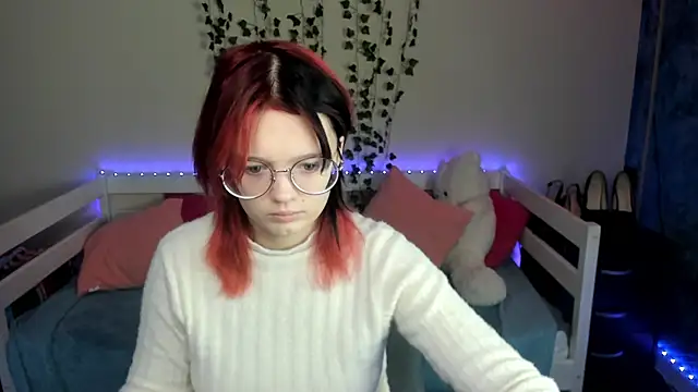 Snapshot of shy_elina01 chatting on 11.24.25 shy elina01 online show from 11.24.25