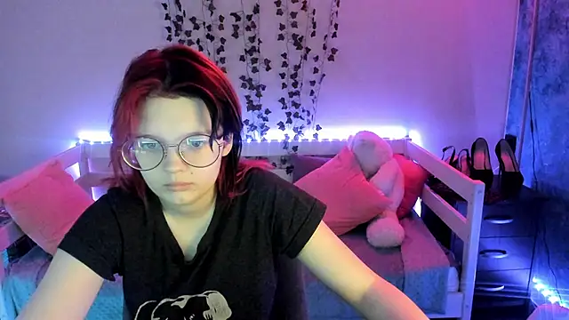 Snapshot of shy_elina01 chatting on 11.25.25 shy elina01 online show from 11.25.25