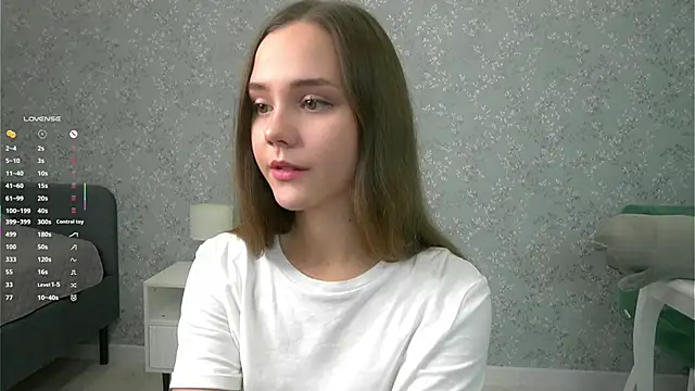 Snapshot of SweetSaraPie chatting on 10.05.25 SweetSaraPie online show from 10.05.25