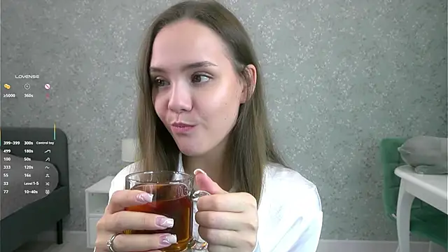 Snapshot of SweetSaraPie chatting on 10.09.25 SweetSaraPie online show from 10.09.25