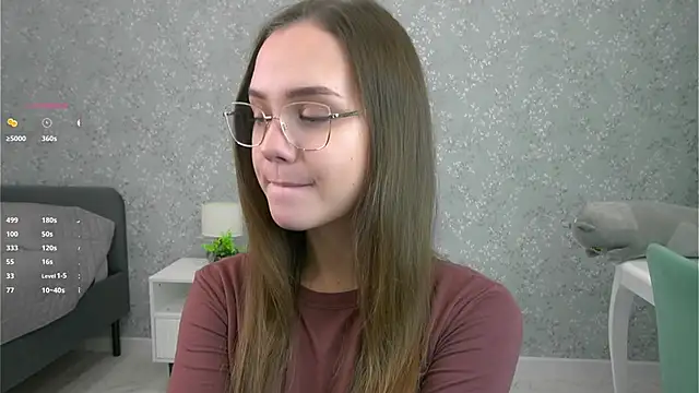 Snapshot of SweetSaraPie chatting on 11.20.25 SweetSaraPie online show from 11.20.25