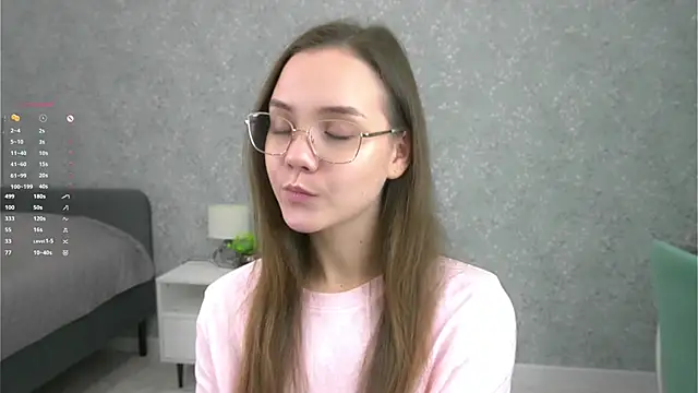 Snapshot of SweetSaraPie chatting on 12.04.25 SweetSaraPie online show from 12.04.25