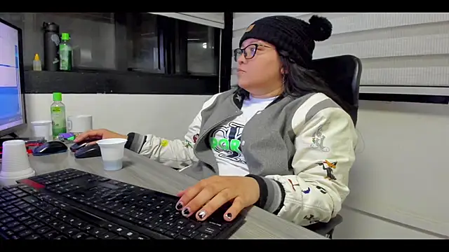 Snapshot of Xander_Taylor_ chatting on 10.29.25 Xander Taylor online show from 10.29.25