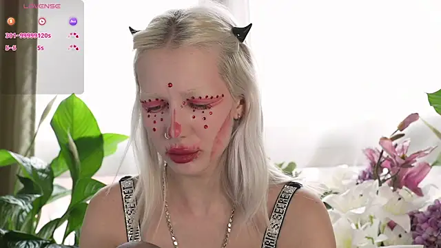 Snapshot of RanyThomson chatting on 10.17.25 RanyThomson online show from 10.17.25