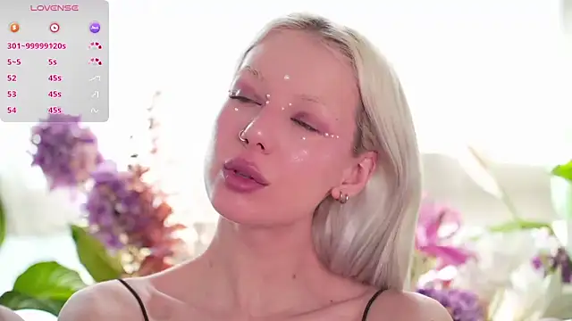 Snapshot of RanyThomson chatting on 10.29.25 RanyThomson online show from 10.29.25