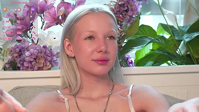 Snapshot of RanyThomson chatting on 11.14.25 RanyThomson online show from 11.14.25