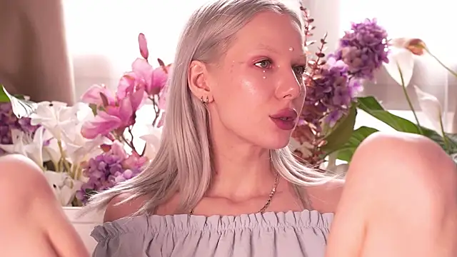 Snapshot of RanyThomson chatting on 11.15.25 RanyThomson online show from 11.15.25