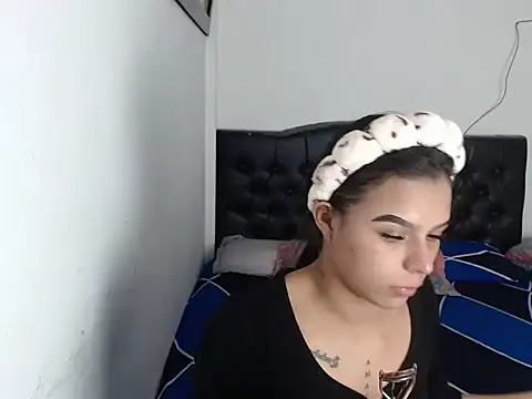 Snapshot of linnaskinyy chatting on 11.30.25 linnaskinyy online show from 11.30.25