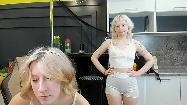 Snapshot of LollyMi chatting on 11.11.25 LollyMi online show from 11.11.25