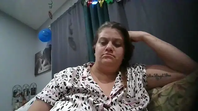 Snapshot of october1992xx chatting on 10.26.25 october1992xx online show from 10.26.25