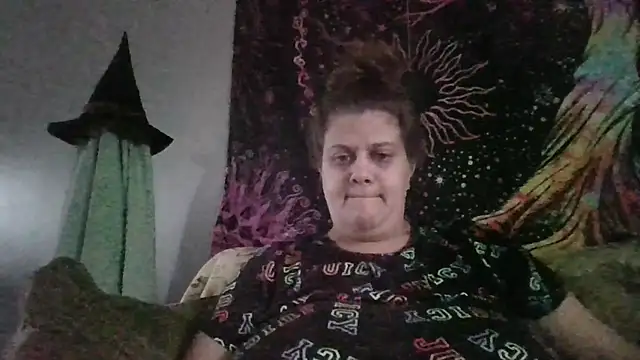 Snapshot of october1992xx chatting on 10.29.25 october1992xx online show from 10.29.25