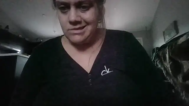 Snapshot of october1992xx chatting on 11.22.25 october1992xx online show from 11.22.25