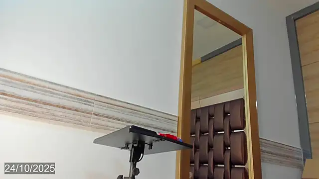 Snapshot of bella_tinkerbell_bahamas chatting on 10.24.25 bella tinkerbell bahamas online show from 10.24.25