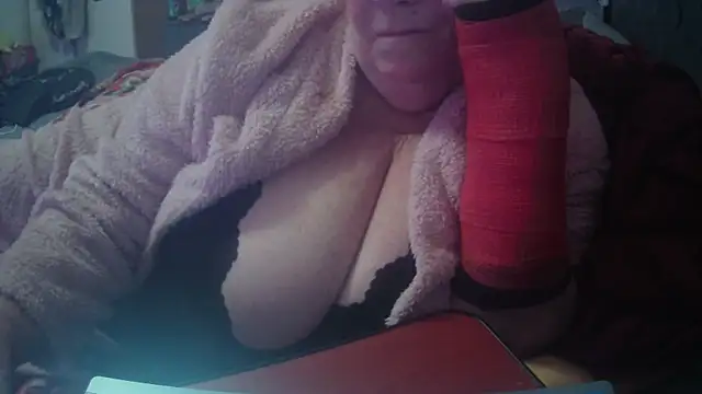 Playful MILF Demi online show from 10.18.25