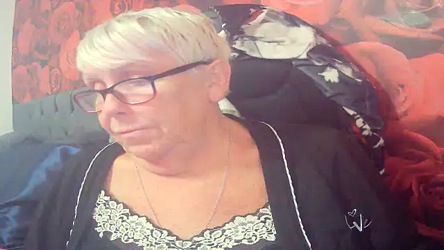 Snapshot of Playful_MILF_Demi chatting on 06.10.26 Playful MILF Demi online show from 06.10.26
