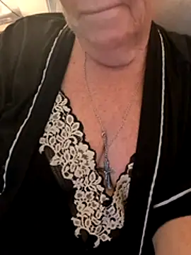Snapshot of Playful_MILF_Demi chatting on 06.12.26 Playful MILF Demi online show from 06.12.26