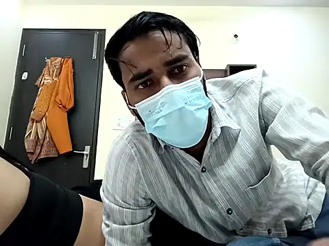 Snapshot of horny_milf_couple chatting on 10.13.25 horny milf couple online show from 10.13.25