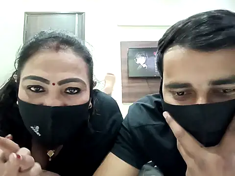 Snapshot of horny_milf_couple chatting on 10.16.25 horny milf couple online show from 10.16.25