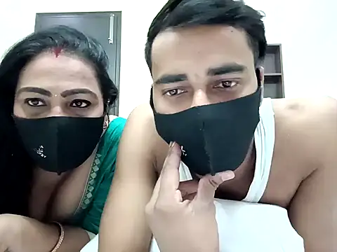 Snapshot of horny_milf_couple chatting on 10.29.25 horny milf couple online show from 10.29.25