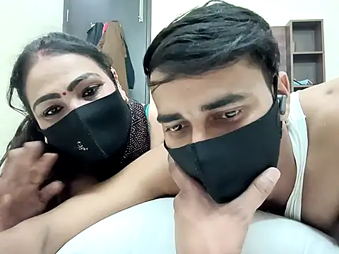 Snapshot of horny_milf_couple chatting on 10.30.25 horny milf couple online show from 10.30.25