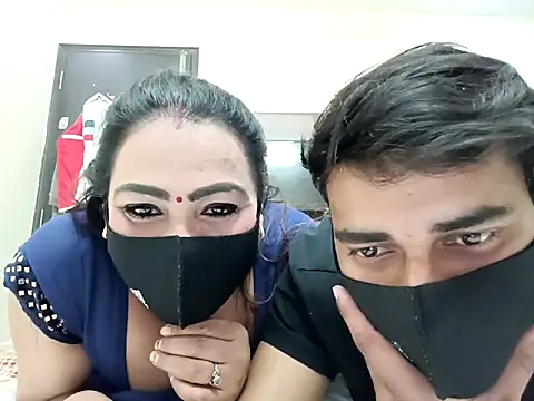 Snapshot of horny_milf_couple chatting on 11.14.25 horny milf couple online show from 11.14.25