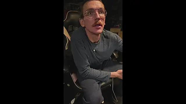 Snapshot of AverageMaleJay chatting on 11.09.25 AverageMaleJay online show from 11.09.25