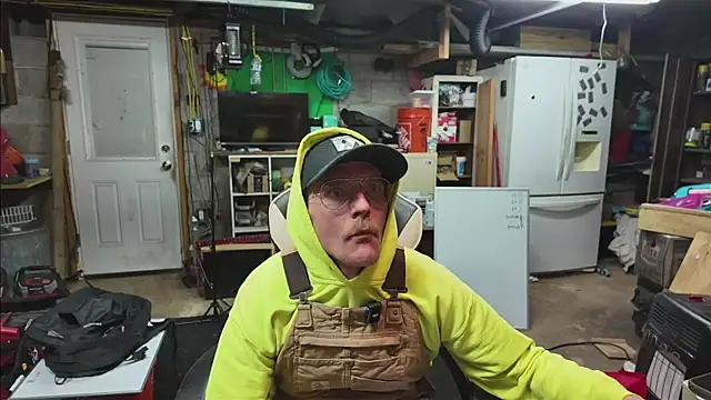 Snapshot of AverageMaleJay chatting on 12.05.25 AverageMaleJay online show from 12.05.25