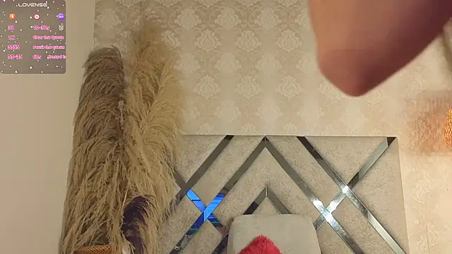 kimhilton  online show from 12.03.25