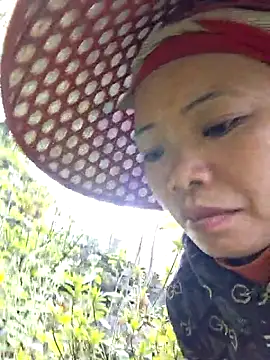 Snapshot of miomio-12 chatting on 10.17.25 miomio-12 online show from 10.17.25