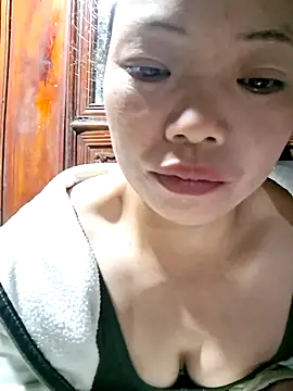 Snapshot of miomio-12 chatting on 10.17.25 miomio-12 online show from 10.17.25