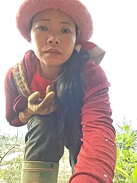 Snapshot of miomio-12 chatting on 10.18.25 miomio-12 online show from 10.18.25