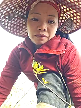 Snapshot of miomio-12 chatting on 10.23.25 miomio-12 online show from 10.23.25