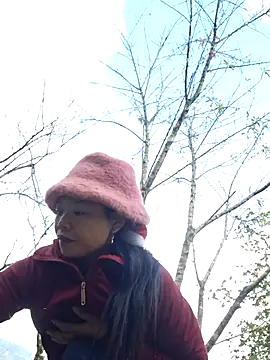 Snapshot of miomio-12 chatting on 10.27.25 miomio-12 online show from 10.27.25