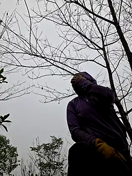 Snapshot of miomio-12 chatting on 10.31.25 miomio-12 online show from 10.31.25