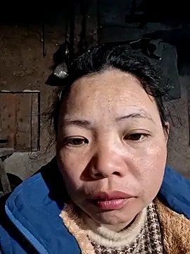 Snapshot of miomio-12 chatting on 11.18.25 miomio-12 online show from 11.18.25