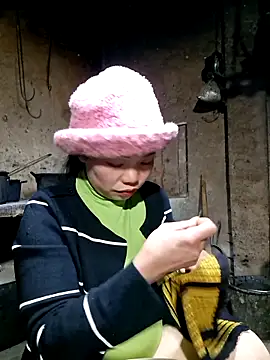 Snapshot of miomio-12 chatting on 11.21.25 miomio-12 online show from 11.21.25