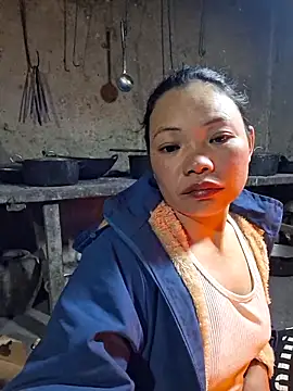 Snapshot of miomio-12 chatting on 11.29.25 miomio-12 online show from 11.29.25