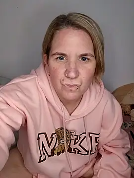 Snapshot of LaceyWestxx chatting on 11.30.25 LaceyWestxx online show from 11.30.25