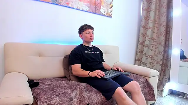 Snapshot of Leoo_Miller chatting on 10.07.25 Leoo Miller online show from 10.07.25