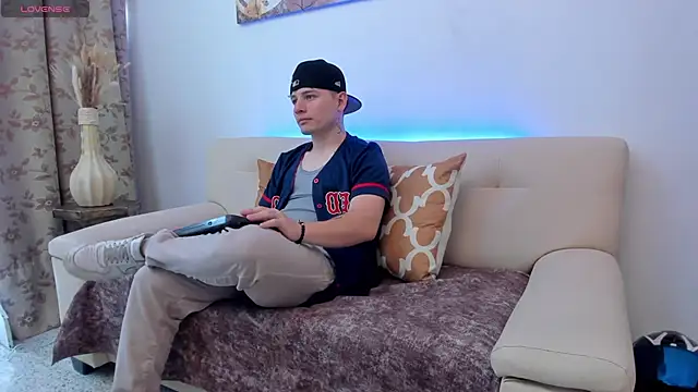 Snapshot of Leoo_Miller chatting on 10.10.25 Leoo Miller online show from 10.10.25