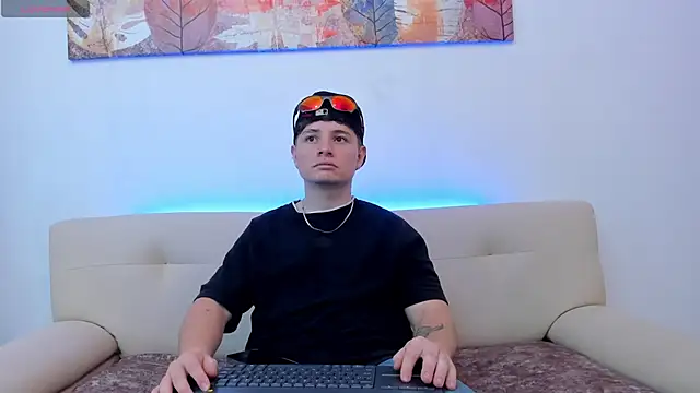 Snapshot of Leoo_Miller chatting on 10.23.25 Leoo Miller online show from 10.23.25